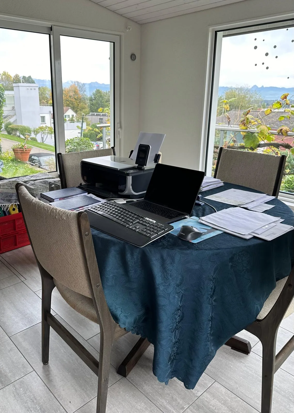 Ein kleines Arbeitszimmer mit Aussicht in die Landschaft.